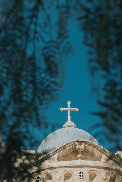 白色和蓝色教堂的低角度摄影